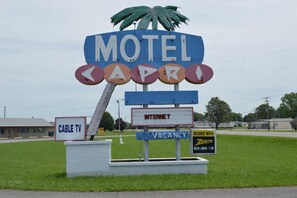 A motel sign with amenities including cable TV, internet, and a vacancy notice. - King Bed Non-Smoking (Wathena, KS)