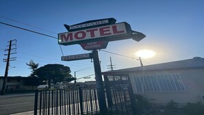 A motel sign with 'SAI PARK' and 'VACANCY' indicating availability.