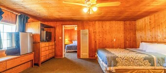 La Crosse KS | 3 Queen Bed