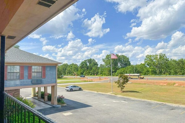 Property grounds - King Bed Suite Smoking (Louisville, GA)