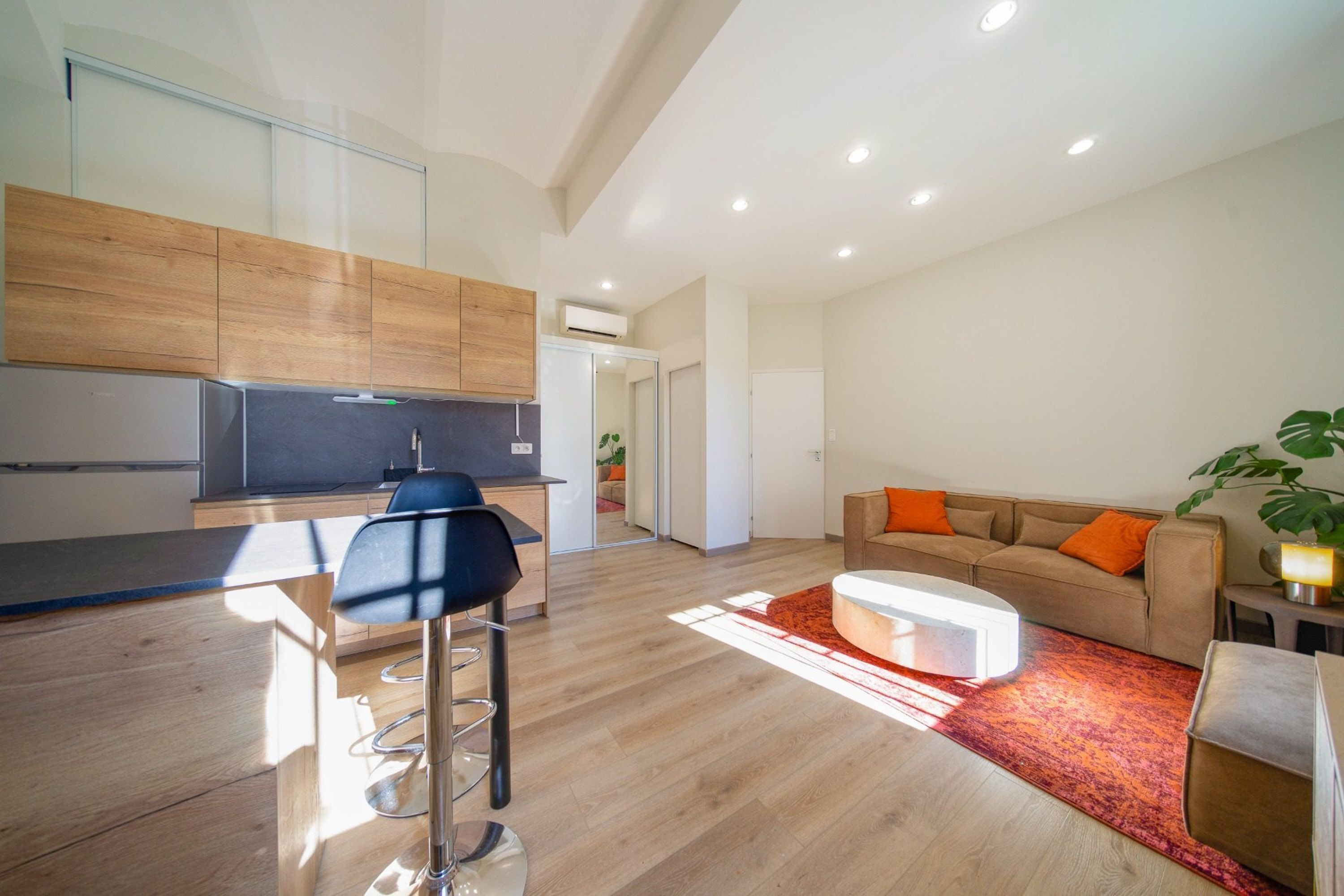 Een modern appartement met keuken, woonruimte en een eethoek.