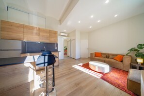 Eine moderne Wohnung mit Küche, Wohnbereich und Essplatz.