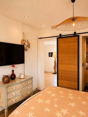 A bedroom with a bed, dresser, TV, and a sliding door. - 225 Le Club C in Cannes (Cannes)