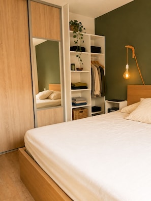 A bedroom with a bed, a wardrobe, a bedside table, a lamp, and a mirror. - 225 Le Club C in Cannes (Cannes)