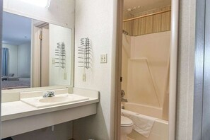 Bathroom - Suite - King Bed|Non - Smoking (Louisville, GA)