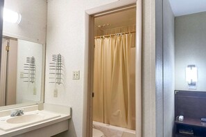 Bathroom - King Bed|Non-Smoking (Louisville, GA)