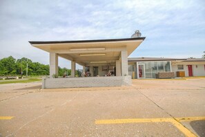 Exterior - 3 Queen Bed|McAlester OK (McAlester OK)