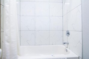 Chuveiro, toalhas de banho