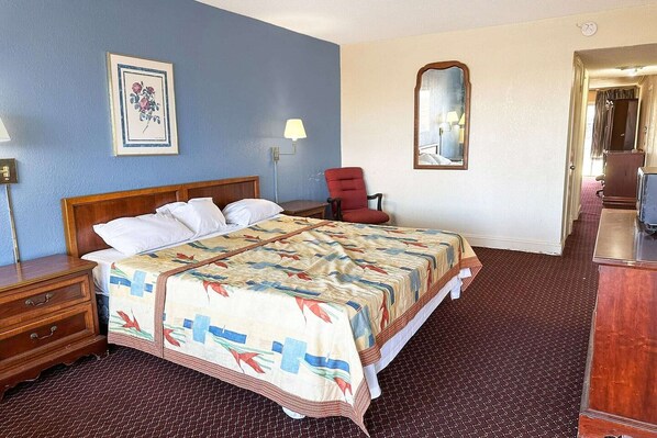 Room - Full Bed Smoking with Kitchenette (Milledgeville, GA)