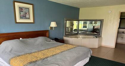 King Bed Smoking with Kitchenette