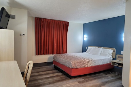 Room. Queen Bed Non-Smoking