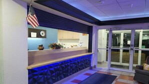 Een receptie met een balie, een Amerikaanse vlag en een klok.