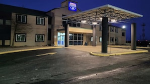 A hospital building with a covered entrance, a Modern Interstate 35 sign, and a parking lot. - 2 Full Beds Non-Smoking (Minonk IL)