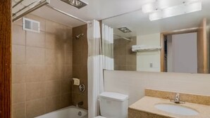 Une salle de bain avec une baignoire, des toilettes et un lavabo.