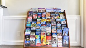 Un espositore con diverse guide turistiche e mappe.