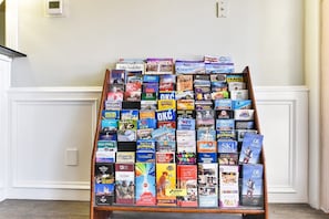 Un expositor con diversas guías de viaje y mapas.
