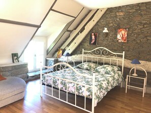 1 bedroom, bed sheets - Vacation Rental Near Mont-Saint-Michel (Bazouges-la-Pérouse)