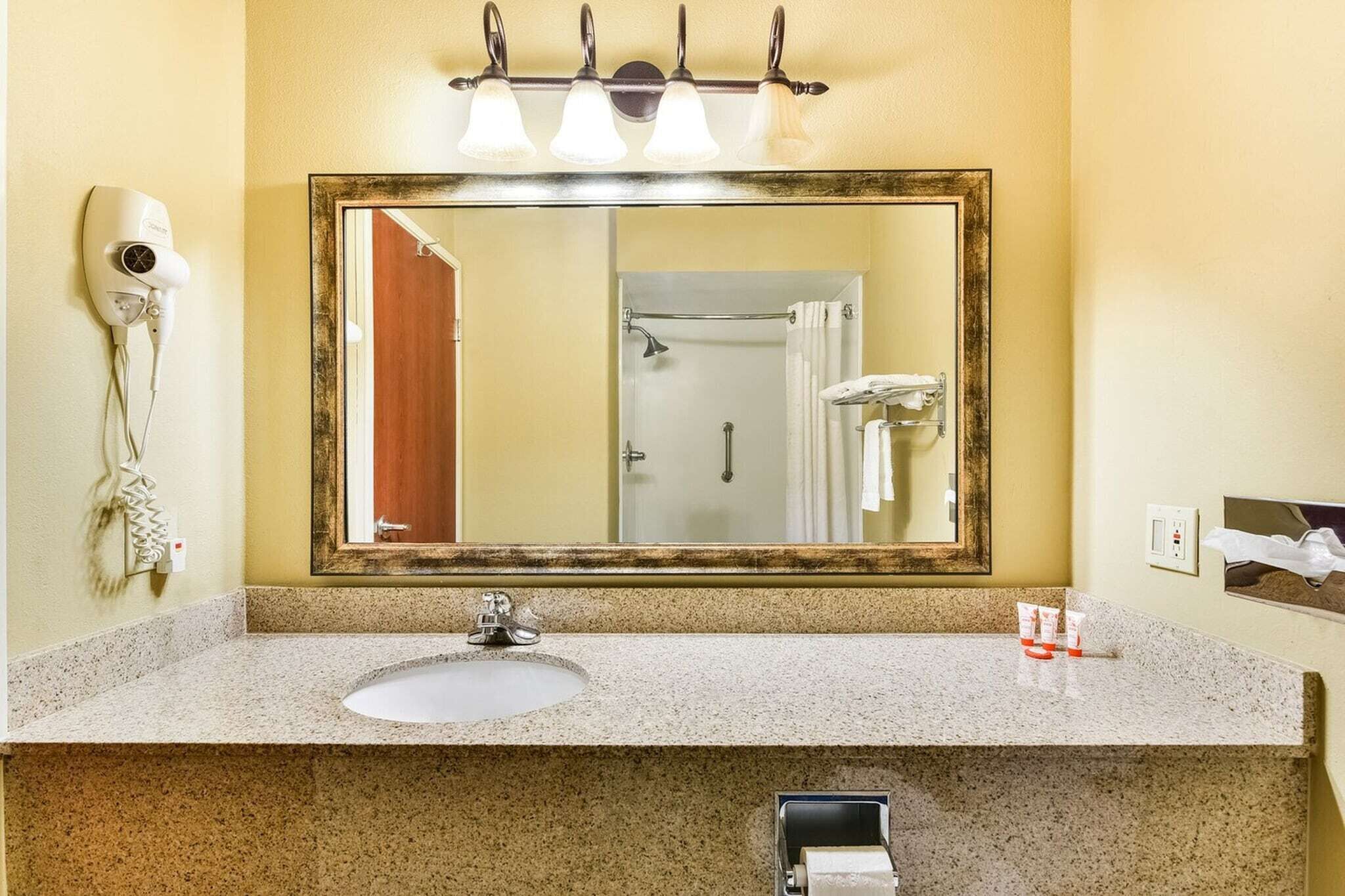 Douche, sèche-cheveux