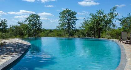 Safari Lodge in Kruger National Park with a waterhole and a hot tub