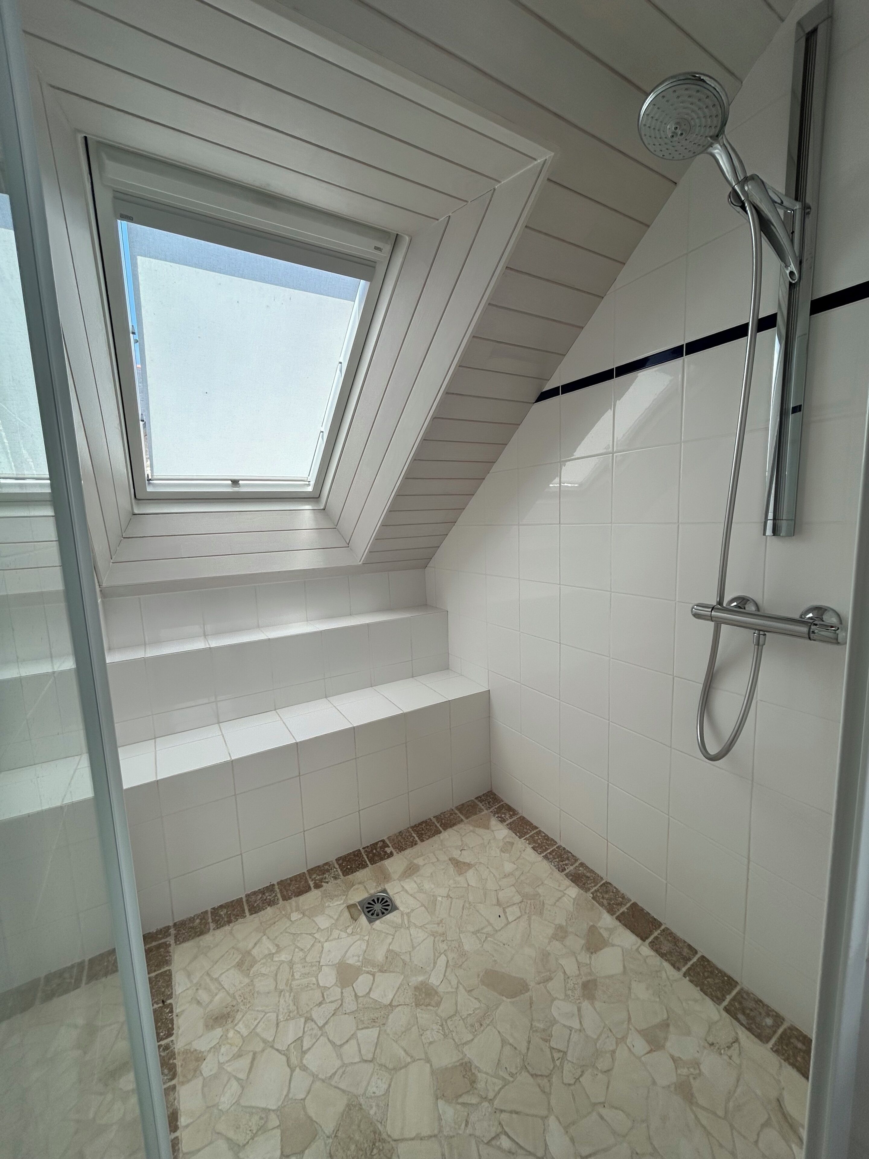 Een douche, een haardroger, handdoeken, zeep