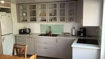 Cafetera y tetera, refrigerador, microondas y horno
