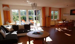 Smart-TV, Kamin, DVD-Player, Bücher
