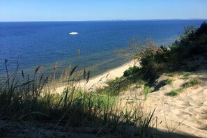 A coastal landscape with clear blue sea, sandy beach, and grassy dunes. - VILLA FORTUNA BY THE SEA, Apartment 5 (Seebad Bansin)
