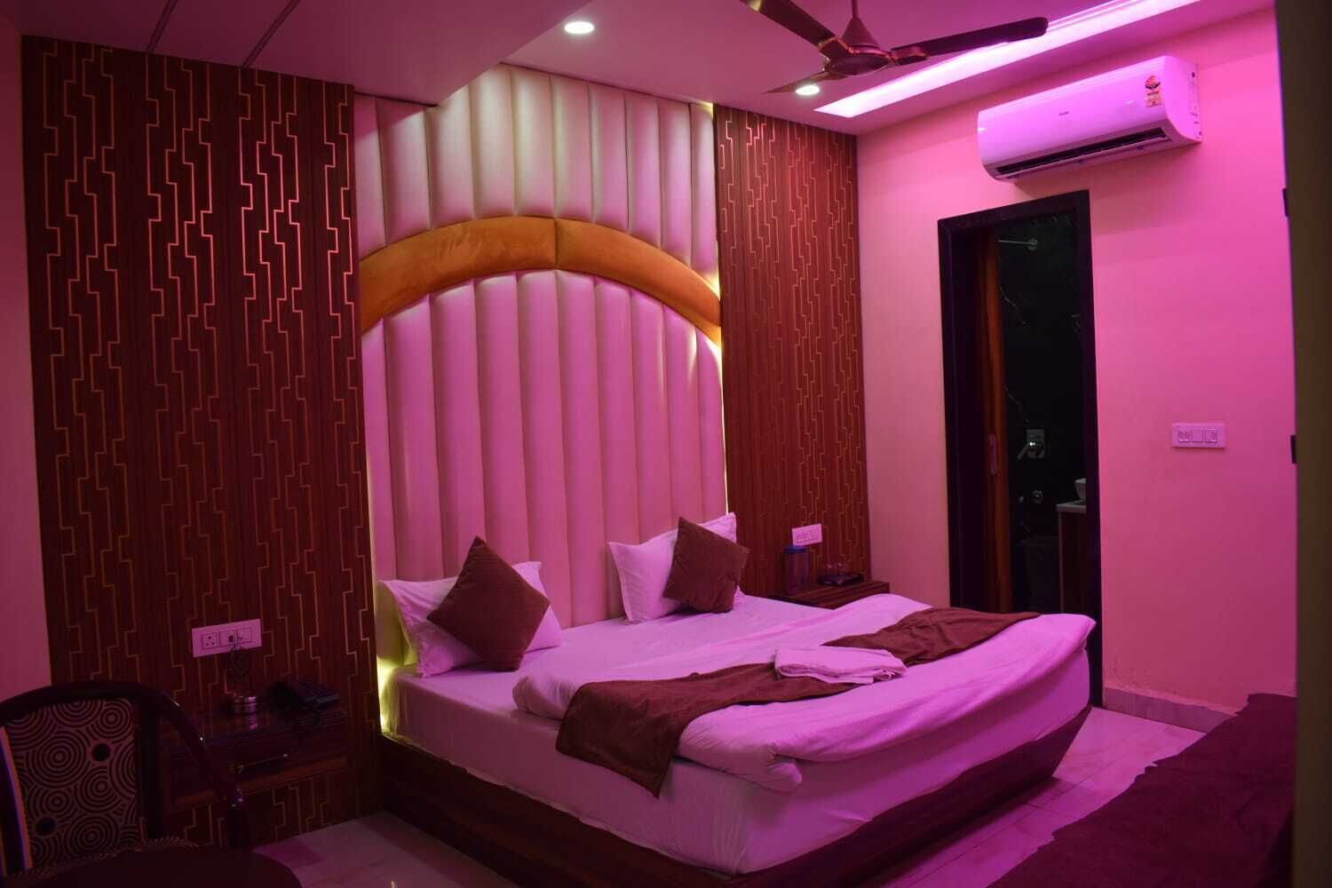 9 bedrooms, WiFi, bed sheets