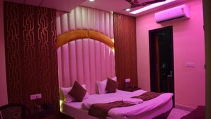 Un dormitorio moderno con una cama grande, un ventilador de techo y un equipo de aire acondicionado.