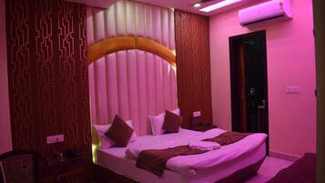 9 bedrooms, WiFi, bed sheets