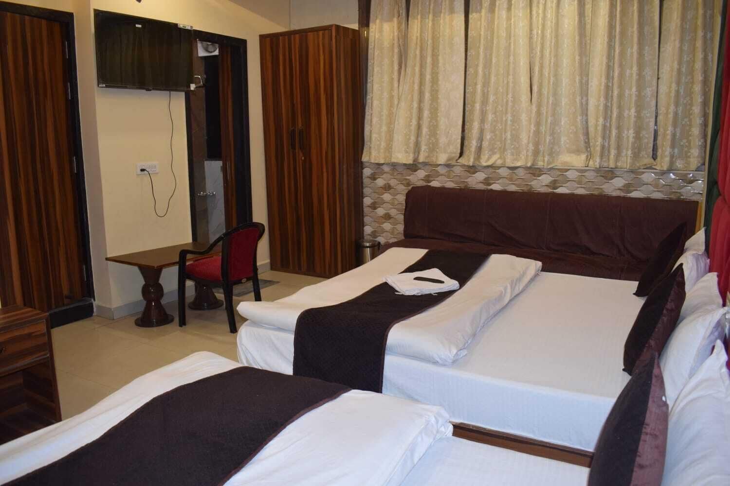 9 bedrooms, WiFi, bed sheets