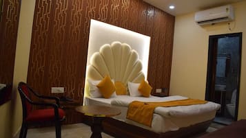 9 bedrooms, WiFi, bed sheets