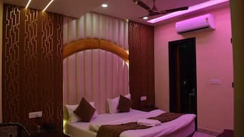 9 bedrooms, WiFi, bed sheets