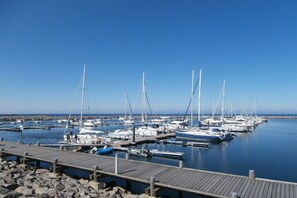 Ein Hafen mit Booten, die an einer hölzernen Pier vertäut sind.