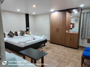 Premium Double Room, City View | Meja, Wi-fi percuma 