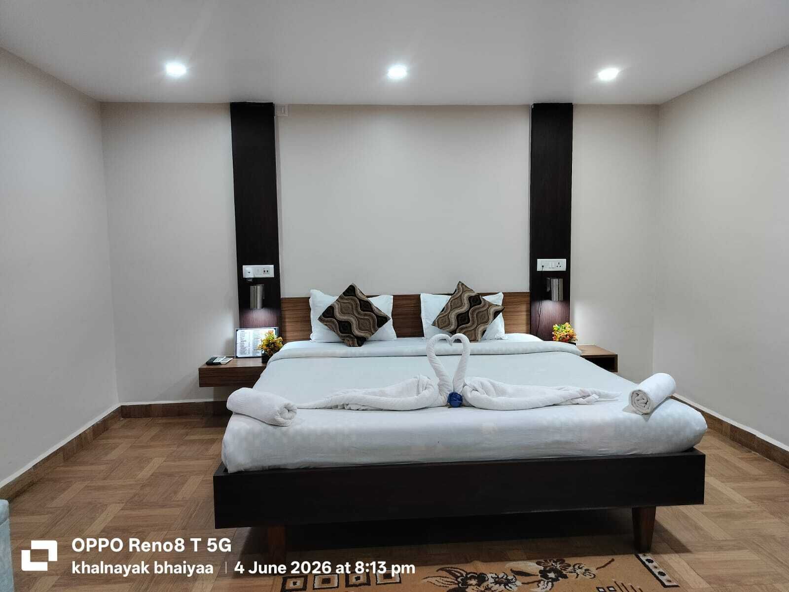 Premium Double Room, City View | Meja, Wi-fi percuma 