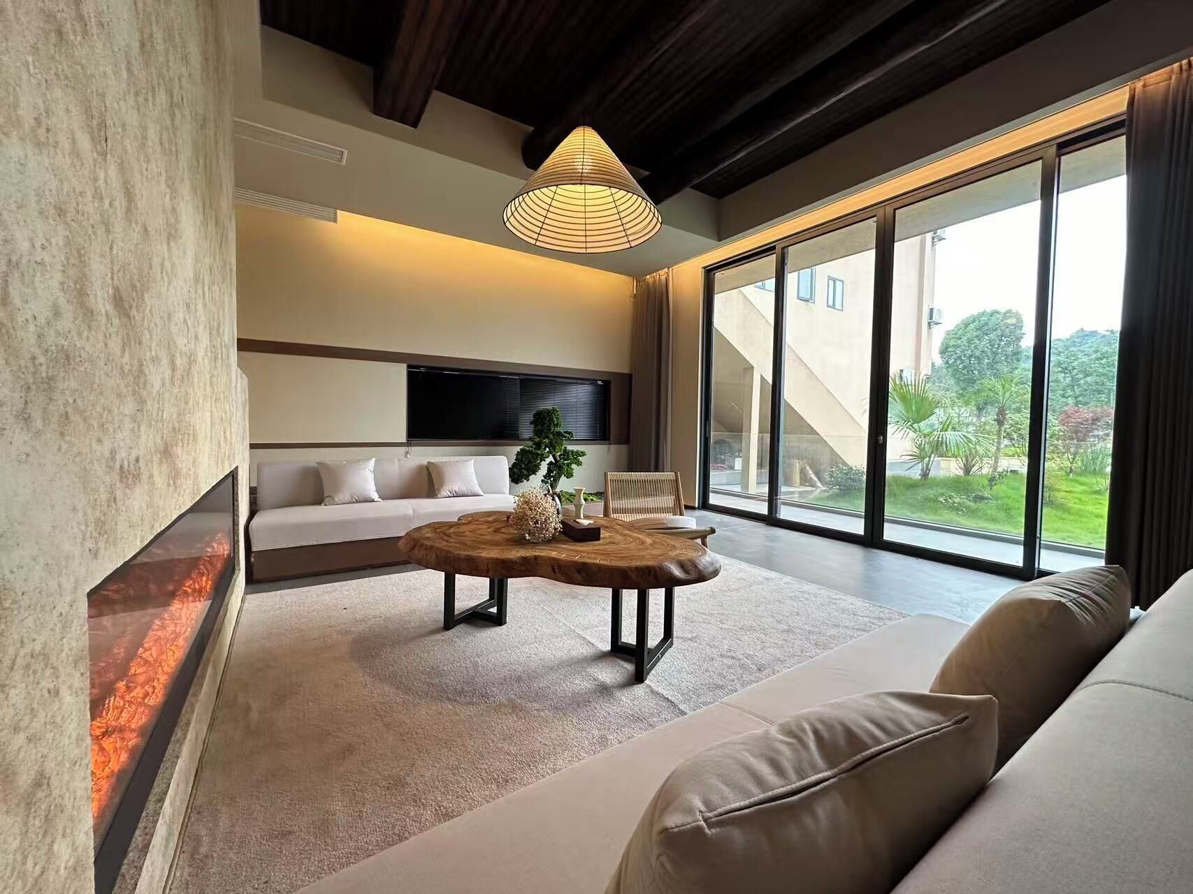 Suite estudio de lujo, 1 cama King size, baño privado, vista a la montaña | Área de sala de estar