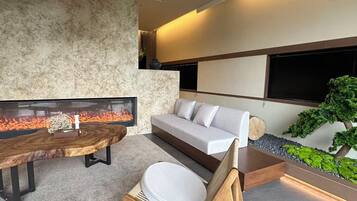 Suite estudio de lujo, 1 cama King size, baño privado, vista a la montaña | Interior