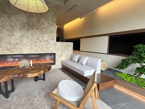 Suite estudio de lujo, 1 cama King size, baño privado, vista a la montaña | Interior