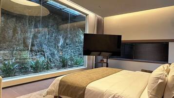 Luxury Studio Suite, 1 King Bed, Private Bathroom, Mountain View | Blackout curtains, soundproofing, free WiFi