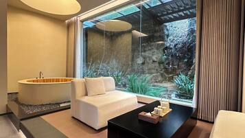 Suíte estúdio superluxo, 1 cama King, banheiro privativo, vista para a montanha | Spa