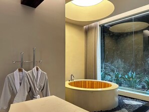 Suite estudio de lujo, 1 cama King size, baño privado, vista a la montaña | Baño | Secadora de cabello, pantuflas, toallas, jabón 