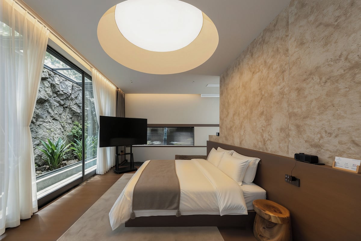 Luxury-Suite, 1 King-Bett, Hügelblick | Daunenbettdecken, Verdunkelungsvorhänge, schallisolierte Zimmer