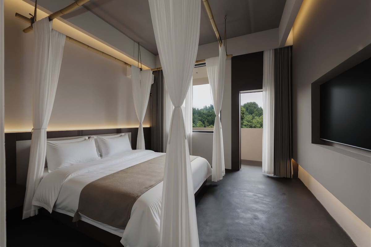 Superior-Doppelzimmer, 1 Queen-Bett, Nichtraucher, Hügelblick | Daunenbettdecken, Verdunkelungsvorhänge, schallisolierte Zimmer