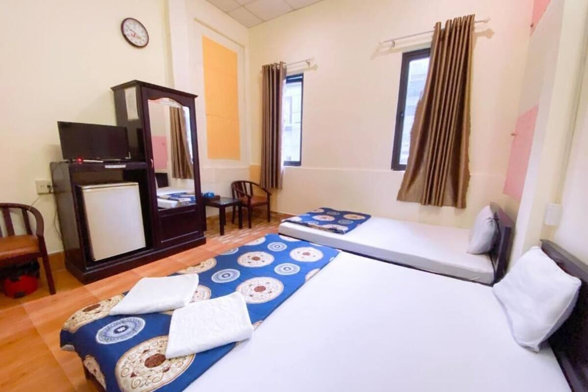 Deluxe Triple Room, City View | Meja, langsir/tirai gelap terus, kalis bunyi, Wi-fi percuma 