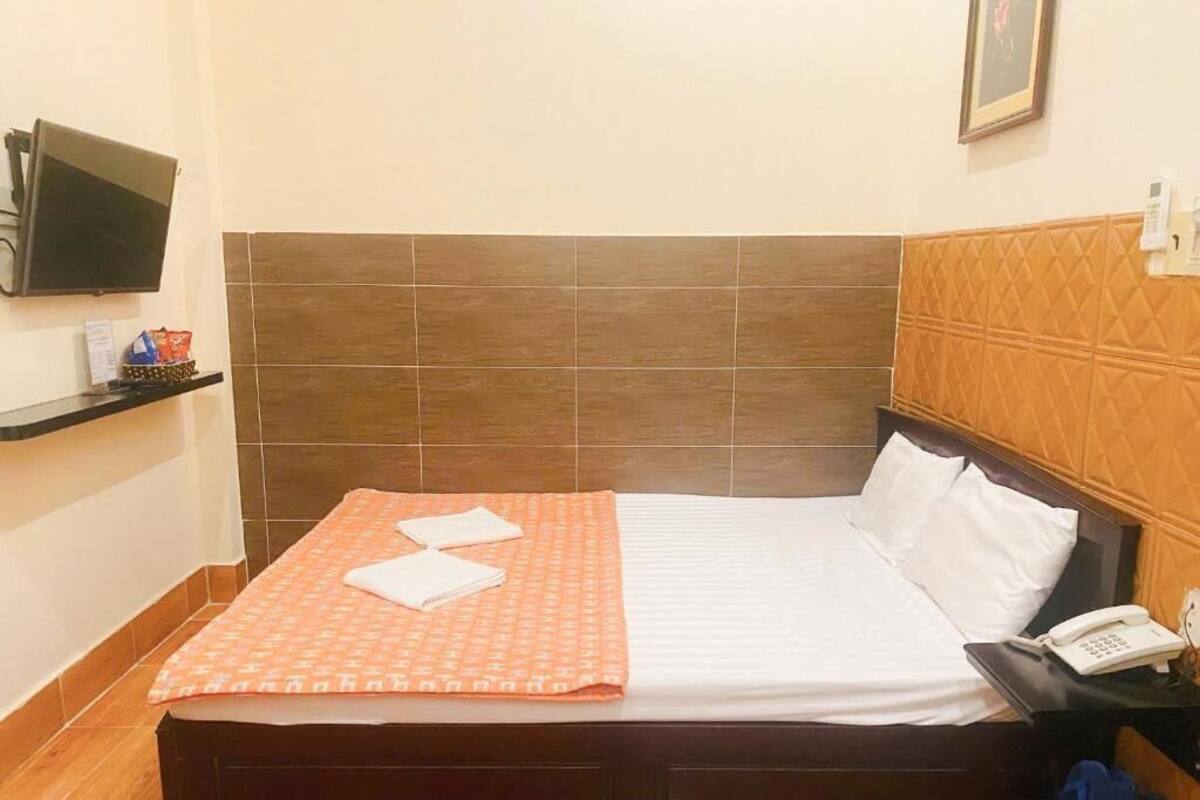 Economy Double Room, City View | Meja, langsir/tirai gelap terus, kalis bunyi, Wi-fi percuma 