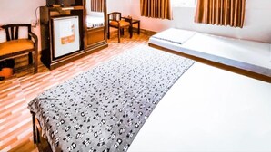 Escritorio, cortinas blackout, sistema de insonorización y wifi gratis 
