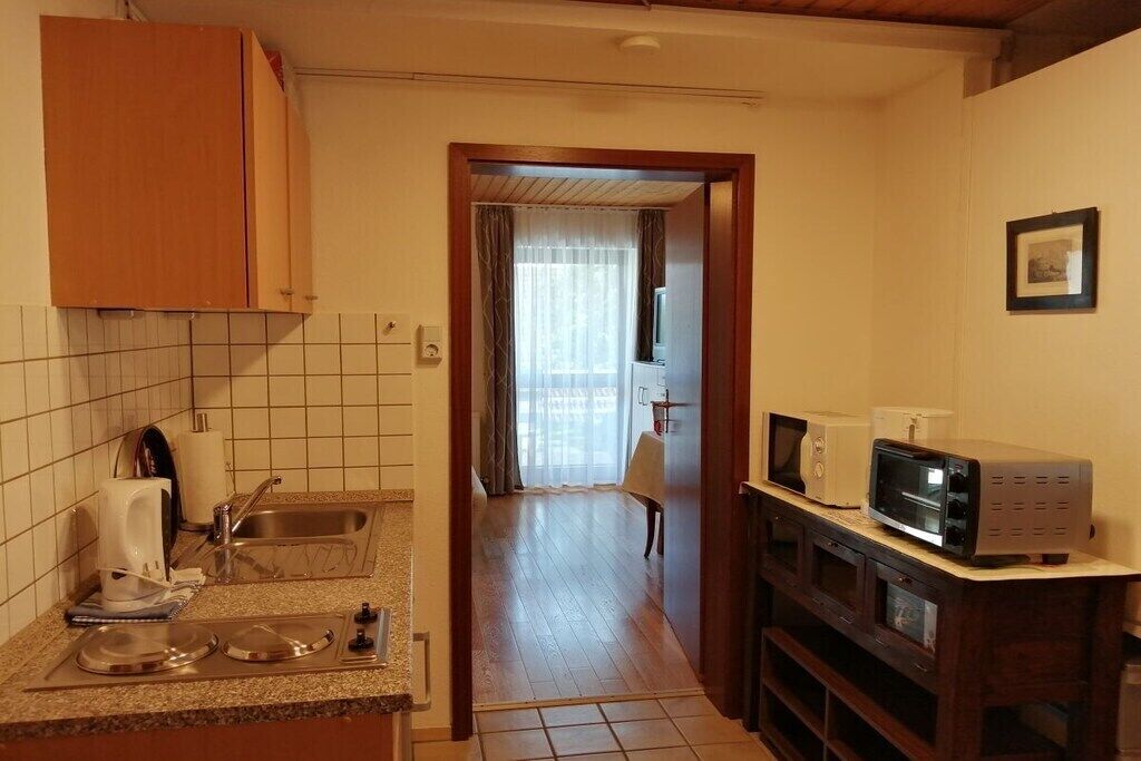 Kühlschrank, Mikrowelle, Herdplatte, Wasserkocher mit Kaffee-/Teezubehör