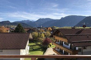 A residential area with traditional architecture, a clear sky, and mountains in the background. - Holiday apartment with 2 bedrooms (Pfronten)