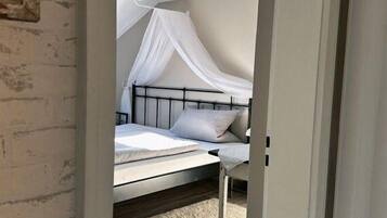2 Schlafzimmer, Reisekinderbett, kostenloses WLAN, Bettwäsche